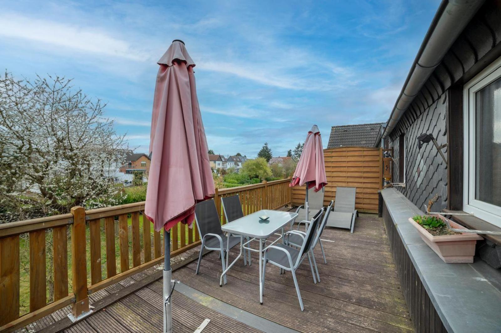 Cozy Villa With Garden, Balcony And Parking Area In Duesseldorf Екстериор снимка